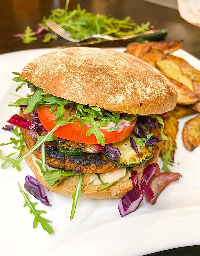 Read more about the article Schneller Burger mit Bohnen-Patty und beste Burgersauce