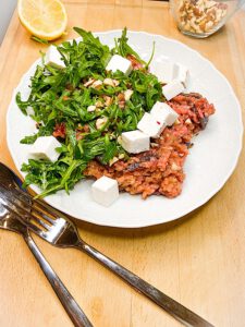 Read more about the article Rotes Risotto mit Rucola und Nüssen