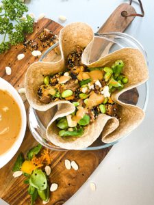 Read more about the article Asiatische Erdnuss-Wrap-Bowl mit Sesam-Süßkartoffeln und Edamame