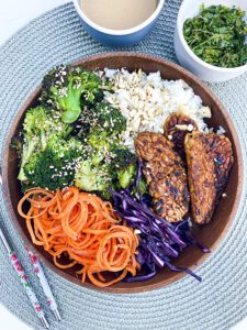Read more about the article Bunte Buddha-Bowl mit würzigem Tempeh