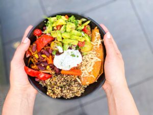 Read more about the article Quinoa-Bowl mit Tomaten-Avocadosalat und Kidneybohnen